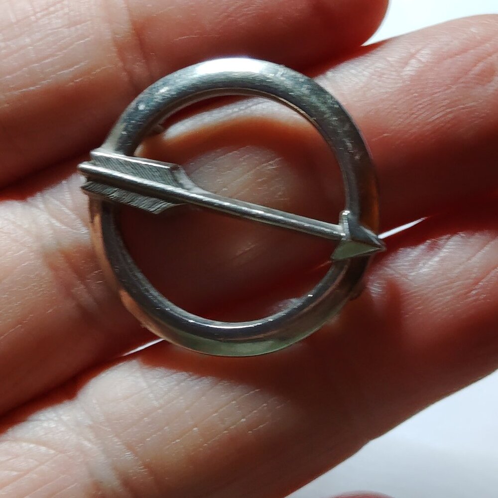 Vintage Sterling Silver Arrow Brooch – Minimalist Circular Design, 5g, 1" x 1"